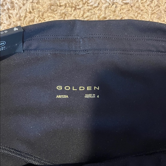 Aritzia Golden Powersculpt shorts - Picture 5 of 6